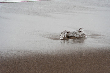冬の海岸のクリスタルのような氷。ジュエリーアイス