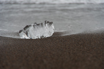 冬の海岸のクリスタルのような氷。ジュエリーアイス