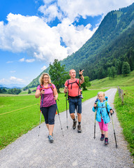 Junge Familie beim Wandern in den Oberstdorfer Bergen