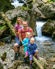 Junge Familie beim Wandern in den Oberstdorfer Bergen