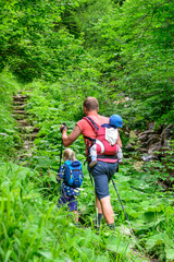 Junge Familie beim Wandern in den Oberstdorfer Bergen