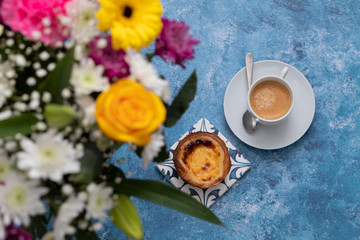 Fototapeta na wymiar beautiful flowers and coffee with pastel de nata