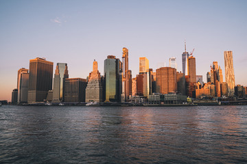 Naklejka premium wschód słońca na manhattanie