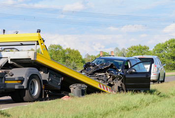 ein Auto wird nach einem Unfall abgeschleppt