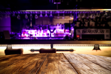 Obraz premium Desk of free space and blurred bar interior 