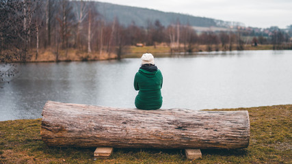 Obraz premium woman sitting by the water