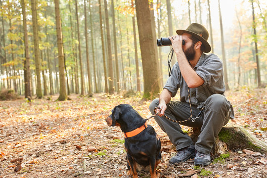 F&ouml;rster beobachtet die Natur durch das Fernglas