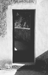 Puerta abierta en la que empieza un nuevo camino en blanco y negro