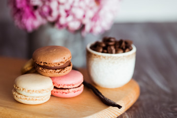 Macarons colorés goût vanille chocolat café et fruits rouges