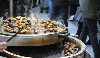 Venditrice di caldarroste in piazza