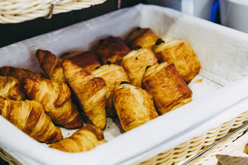 Panière avec pains au chocolat et croissant pour le petit déjeuner