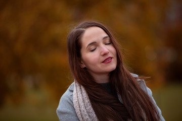 Naklejka premium Girl In The Autumn Park