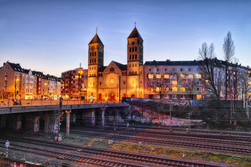 Fototapeta premium Beleuchtete Kirche und Brücke im Zentrum von Düsseldorf
