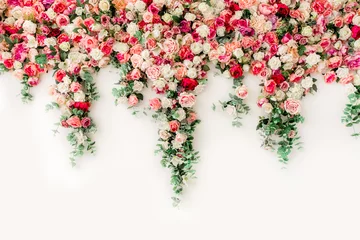 Foto auf Acrylglas Blumenmuster aus rosafarbenen, beigen Rosenblütenknospen auf weißem Hintergrund. Flache Lage, Draufsicht. © K.Decor