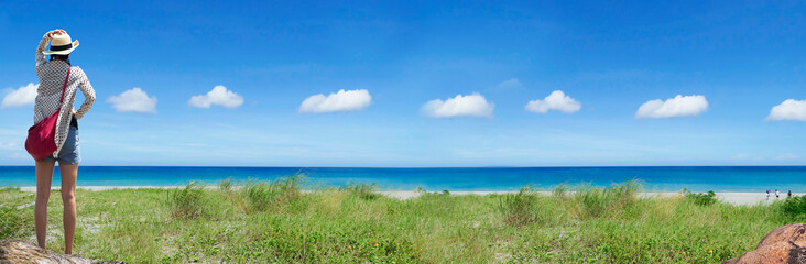 Fototapeta na wymiar nice beach place with blue sky and white cloud