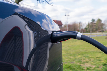 Stecker des Ladekabel in ein Elektroauto eingesteckt