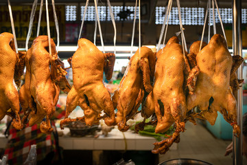 Naklejka premium Chinese New Year's Eve : duckling or pot-stewed duck and boiled chicken on sales at market for chinese new year festival.