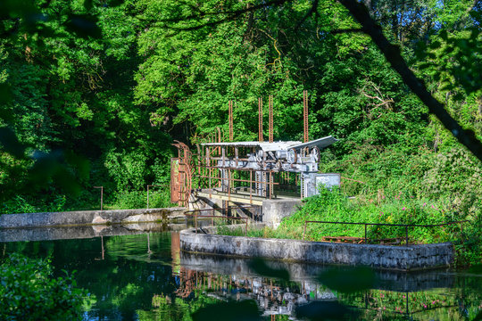 Alte Wasserregulierungsanlage in der Wolfzahnau in Augsburg