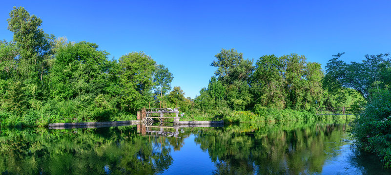 Alte Wasserregulierungsanlage in der Wolfzahnau in Augsburg