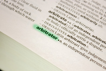 Obraz premium Arbitrator word or phrase in a dictionary.