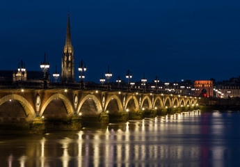 Fototapeta premium Lumières nocturnes sur le pont de pierre