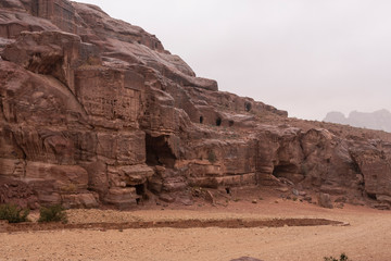 Valle con cuevas beduinas en la antigua ciudad de Petra , Jordania