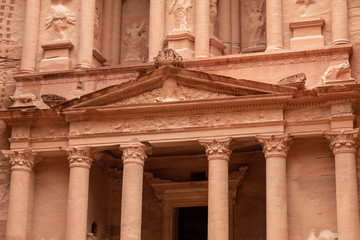 Fototapeta premium Fachada del Tesoro de la antigua ciudad de Petra, Jordania