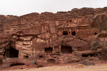 Valle con cuevas beduinas en la antigua ciudad de Petra , Jordania