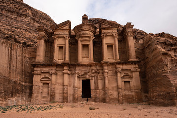 Fachada del antiguo Monasterio de la ciudad de Petra, Jordania