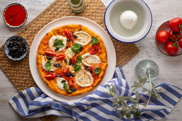 İtalian pizza cheese, olive and tomato alla bufala