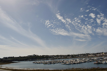 Quelques nuages et un beau ciel bleu et port de Camaret dans le Finist&egrave;re en Bretagne