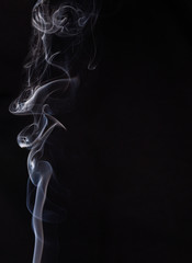 Fototapeta premium Streszczenie chmura białego dymu wirująca na czarnym tle