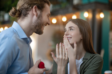 Obraz na płótnie Canvas Woman reacting emotionaly to the receiving a proposal