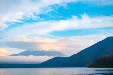 本栖湖と富士山