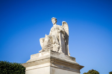 Naklejka premium History statue near the Triumphal Arch of the Carrousel, Paris, France