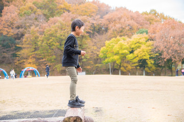 公園で遊ぶ小学生の男の子