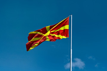 Die Fahne der Republik Nordmazedonien weht in Ohrid