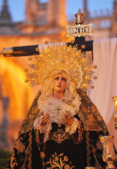  Virgen Soledad de San Buenaventura en la procesión de la Semana Santa de Sevilla