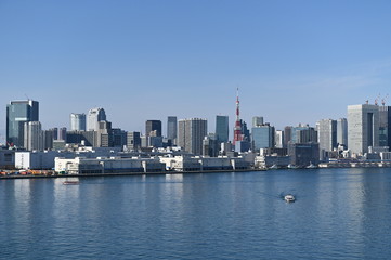 Obraz premium ２０２０年東京オリンピックの年の東京の風景 澄んだ青空と１月の東京湾を行き交う船