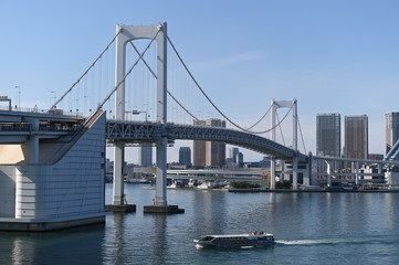 Fototapeta na wymiar ２０２０年東京オリンピックの年の東京の風景　澄んだ青空と１月の東京湾を行き交う船
