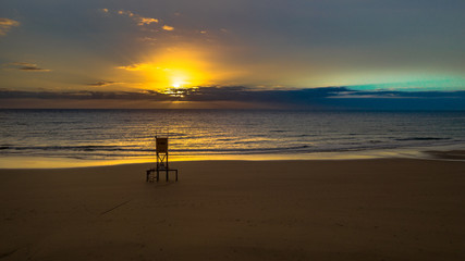 Fototapeta na wymiar caseta del salvavidas en la playa en el amanecer con nubes