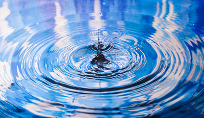 Kropla wody na niebieskim tle
