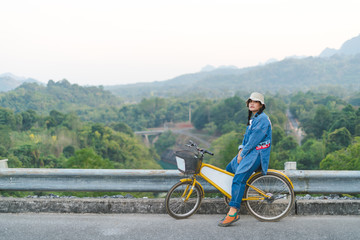 Obraz premium young couple sitting on their bicycles looking at mountain