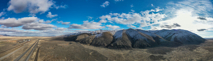Fototapeta na wymiar Vue aérienne panoramique des Battle Mountains enneigées, dans le Nevada.