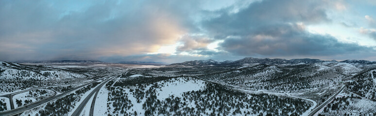 Vue aérienne panoramique de la région enneigée de Wells, dans le Nevada.