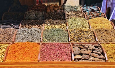 Assortiment d'&eacute;pices et colorants en vente sur un march&eacute;