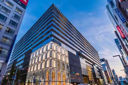 銀座6丁目の商業施設「GINZA SIX」のモダンな外観 / A modern building of the luxury commercial facility "GINZA SIX" in Ginza, Tokyo.