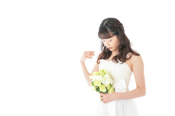 ブーケを持ち指差す花嫁の女性