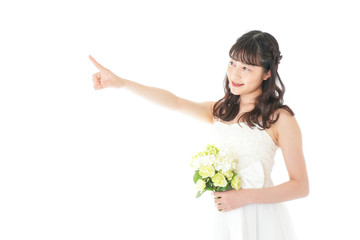 ブーケを持ち指差す花嫁の女性