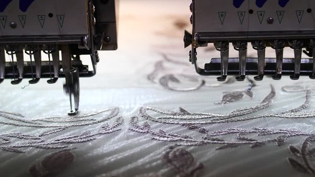 Industrielle Stickmaschine im Einsatz in einer Produktion von textilen Stoffen